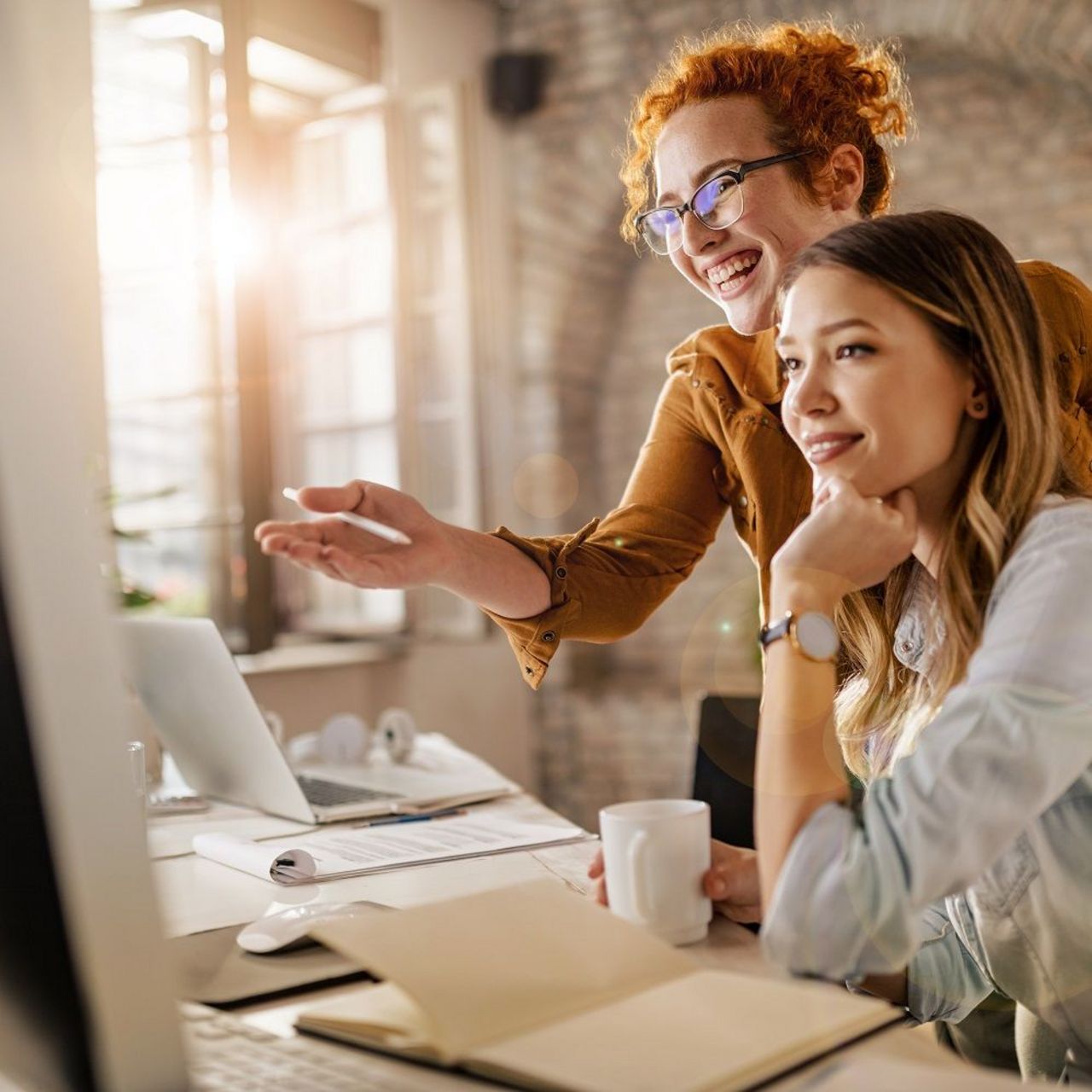 DEURAG Service WebsiteCheck Kollegin zeigt den Online-Service WebsiteCheck