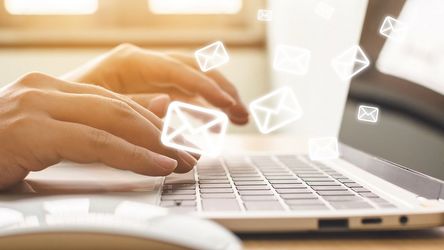 Email marketing and newsletter concept. Hand of man sending message and laptop with e-mail icon Hand eines Mannes, die eine Nachricht am Laptop sendet mit E-Mail-Symbolen