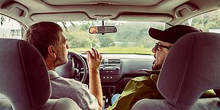 Zwei Männer kiffen im Auto