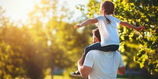 Vaterschaftsanfechtung: Kind sitzt auf den Schultern des Vaters
