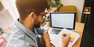 Student vor Bildschirm