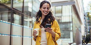 Junge Frau bewirbt sich per Whatsapp
