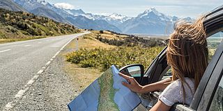 Frau mit Miewagen im Ausland