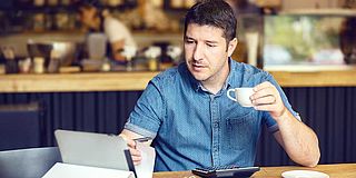 Rente für Selbstständige - Mann mit Kaffeetasse in der Hand