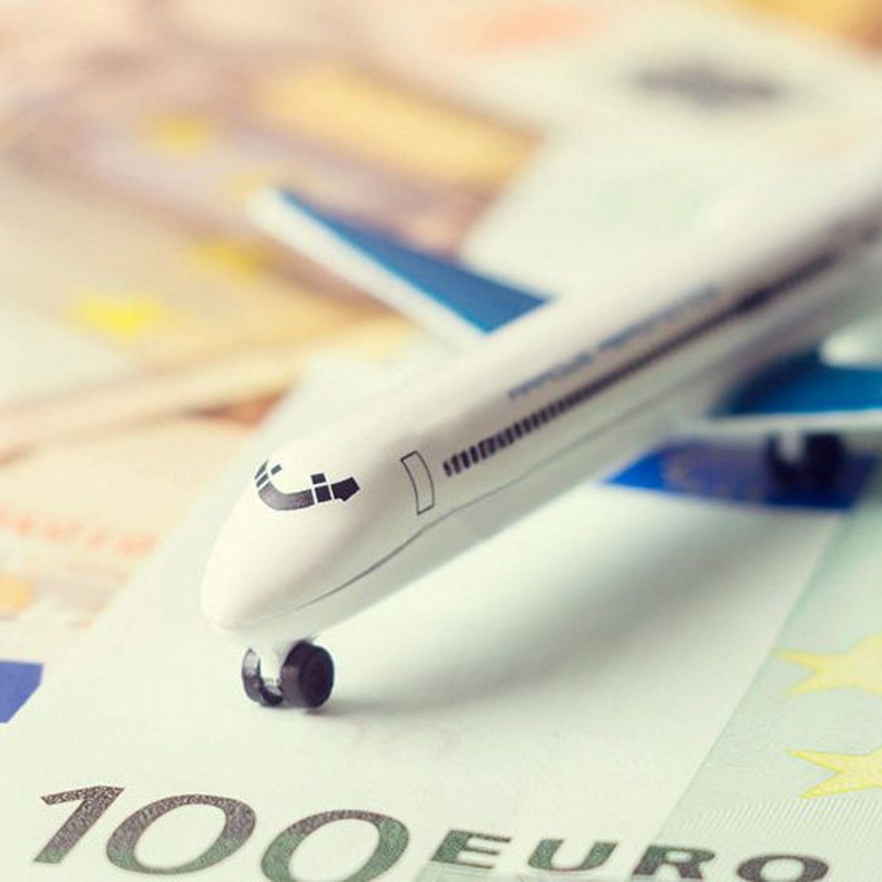 Kleines Modellflugzeug auf Geldscheinen