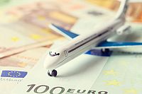 Kleines Modellflugzeug auf Geldscheinen