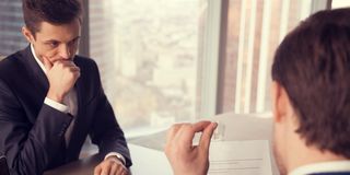 Schlechtes Arbeitszeugnis erhalten: Gespräch über das schlechte Arbeitszeugnis