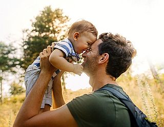 Glücklicher Vater genießt den Moment mit seinem Kleinkind in der Natur