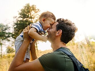 Glücklicher Vater genießt den Moment mit seinem Kleinkind in der Natur