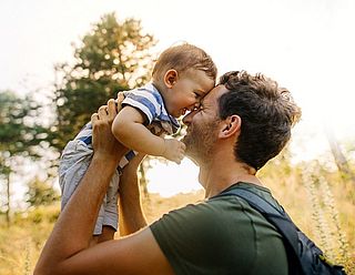 Glücklicher Vater genießt den Moment mit seinem Kleinkind in der Natur