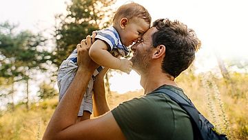 Glücklicher Vater genießt den Moment mit seinem Kleinkind in der Natur