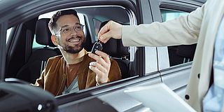 Mann im Auto mietet Auto privat