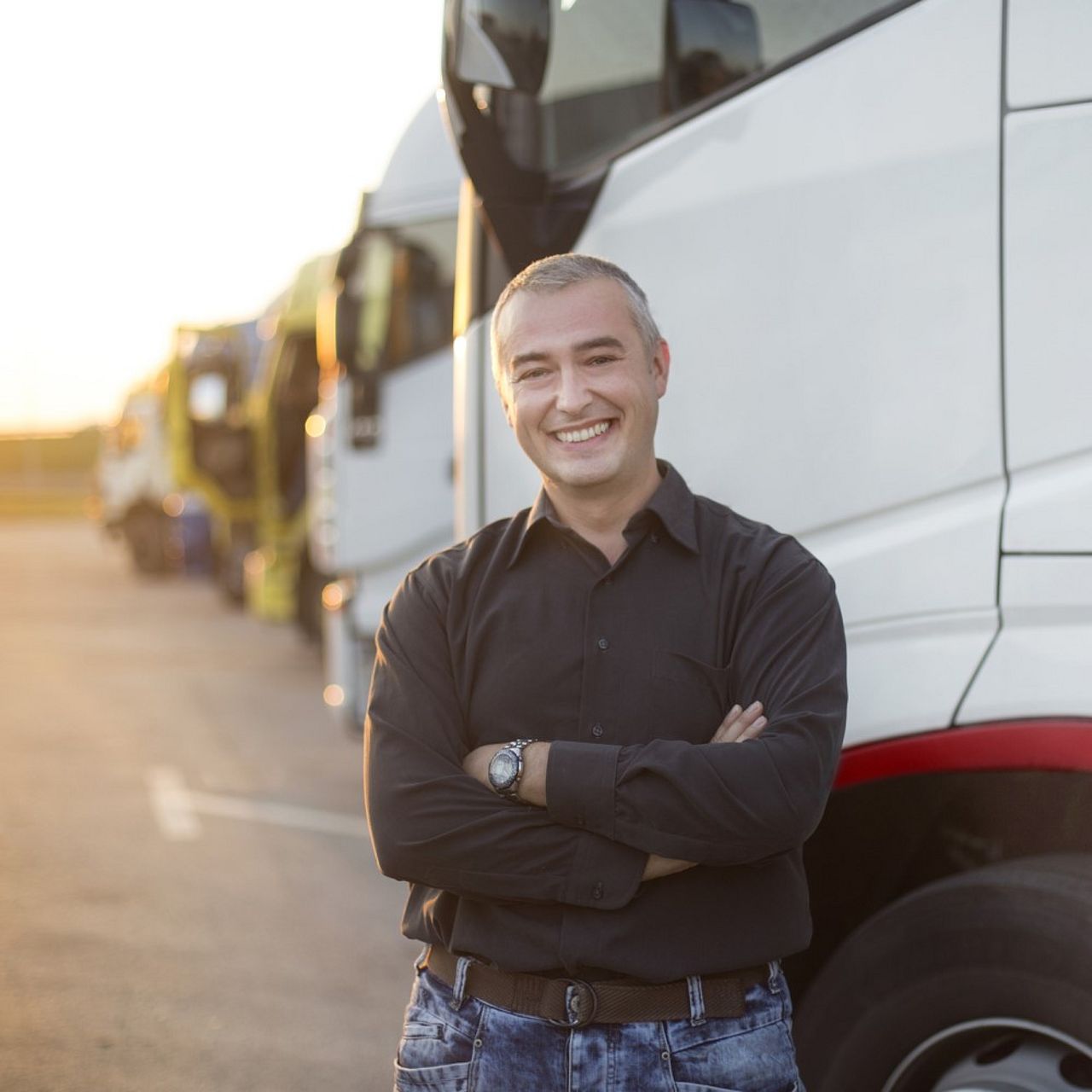 Mann steht vor einem Lkw