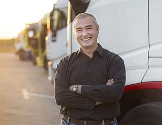 Mann steht vor einem Lkw