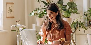 Frau vor Laptop
