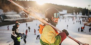 Skiufahrerin mit Skiern auf der Piste