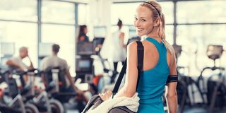 Fitnessstudio kündigen: Frau hat ihren Fitnessstudio-Vertrag gekündigt und verlässt das Fitnessstudio