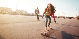 Longboard auf der Straße