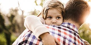 Umgangspflicht: Vater trägt Kind auf dem Arm