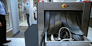 Gepäck durchläuft Scanner