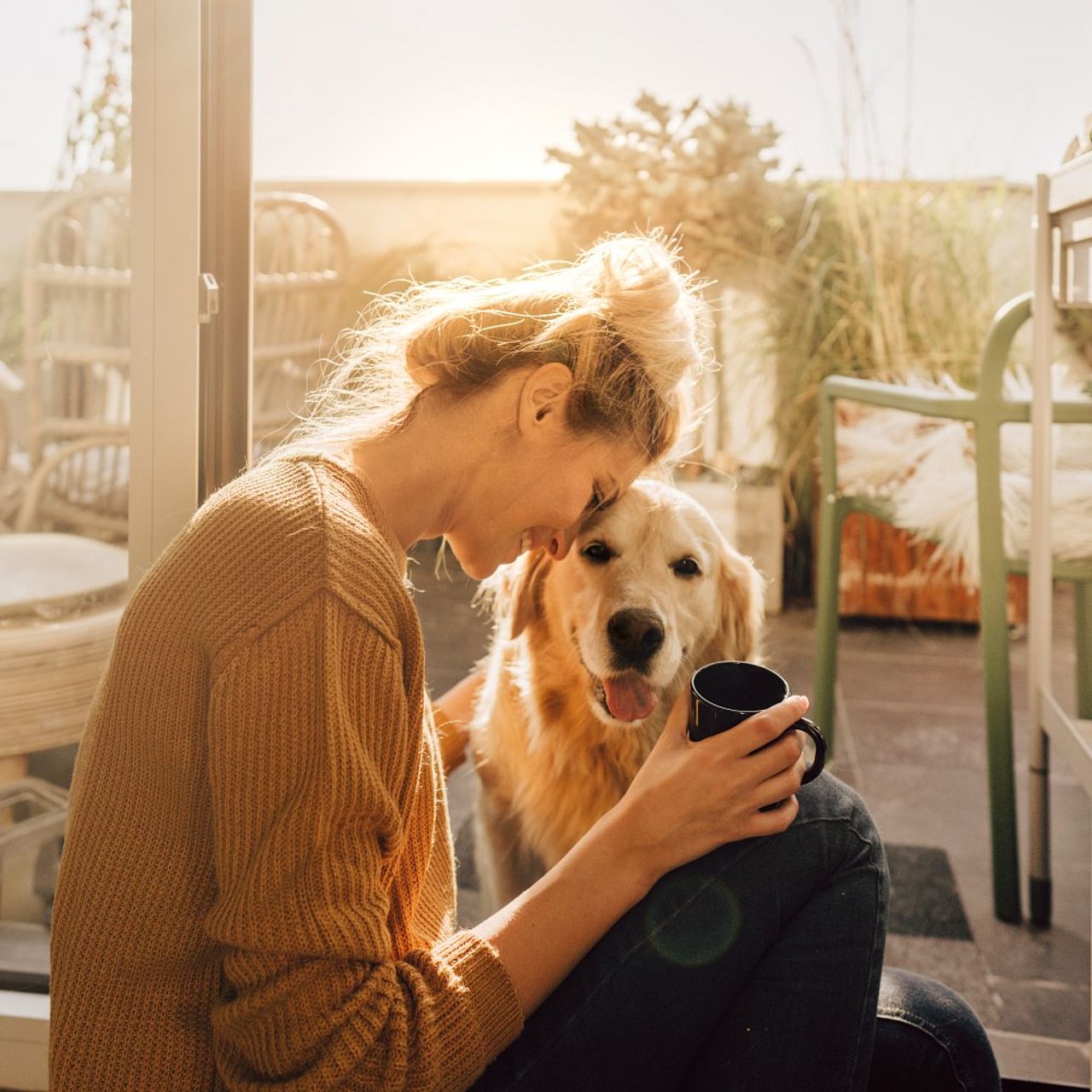 Glückliche Mieterin zu Hause mit ihrem Hund