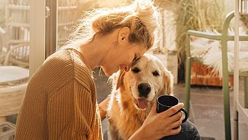 Glückliche Mieterin zu Hause mit ihrem Hund