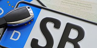Schlüssel und Nummernschild