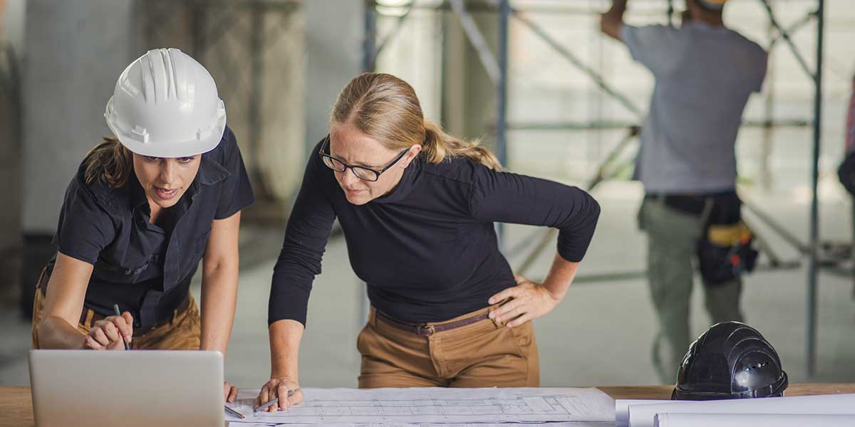 Bauzeitverlängerung Bauzeitverlängerung - zwei Planerinnen auf der Baustelle