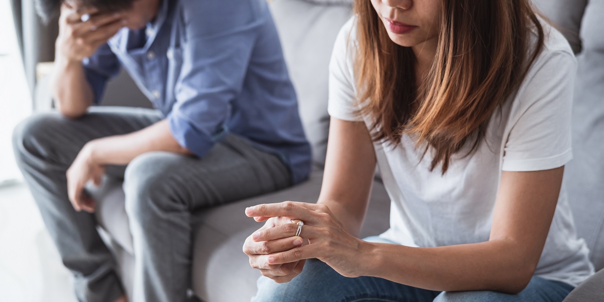 Ehegattenunterhalt: Ehegatten sitzen auf dem Sofa