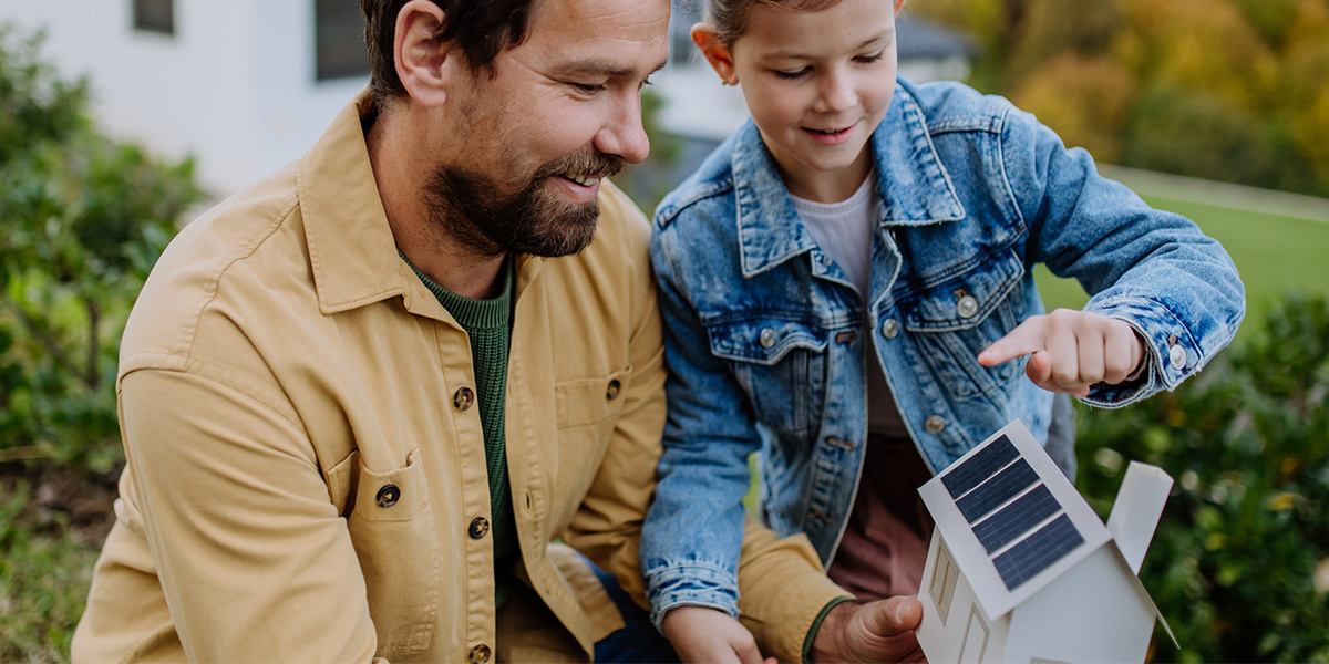 Energieeinsparverordnung Vater und Sohn planan Solaranlage auf dem Dach