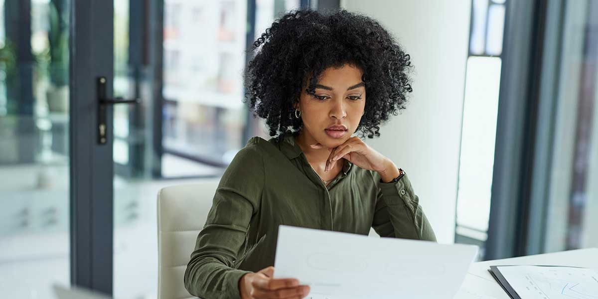Entfristung von Arbeitsverträgen Entfristung von Arbeitsverträgen: Frau liest Vertrag