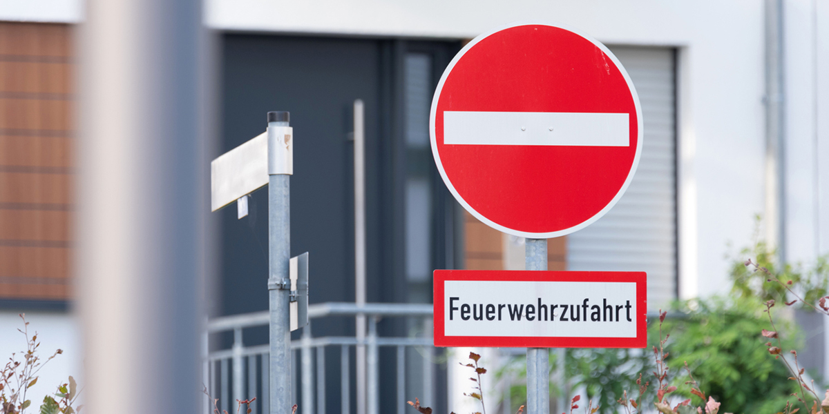 Halten und Parken: Was gilt beim Schild „Feuerwehrzufahrt“?