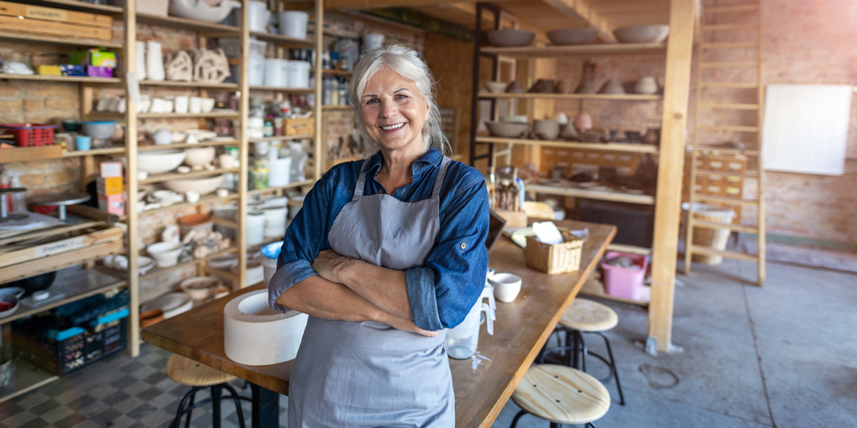 Flexirente Flexirente Rentnerin arbeitet in einer Kunstwerkstatt