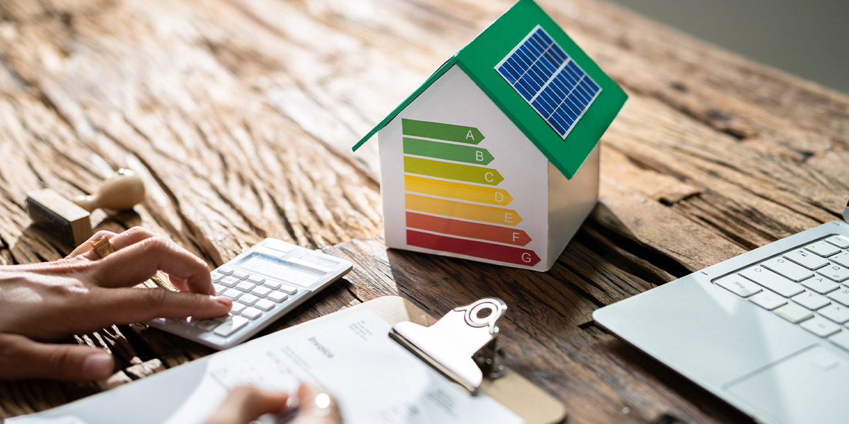 Hausmodell mit Symbolen für Energieeffizienzklassen, Rechner