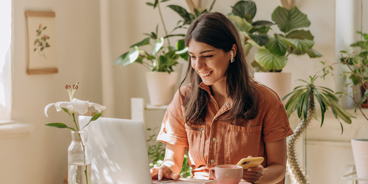 Online Unternehmen gründen Frau vor Laptop