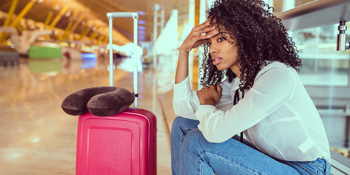 Reisemangel richtig reklamieren Reisemangel richtig reklamieren: Frau mit Gepäck auf dem Flughafen