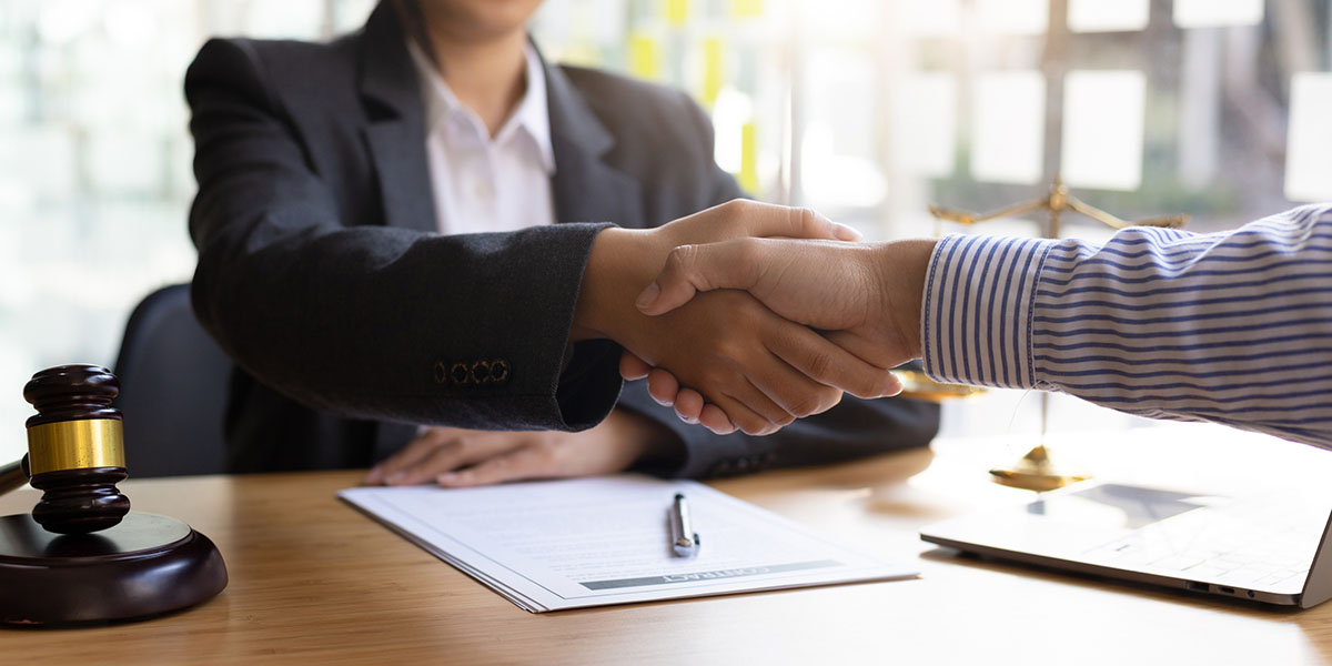 Schadenersatz Partner einigen sich per Handschlag über Schadenersatz