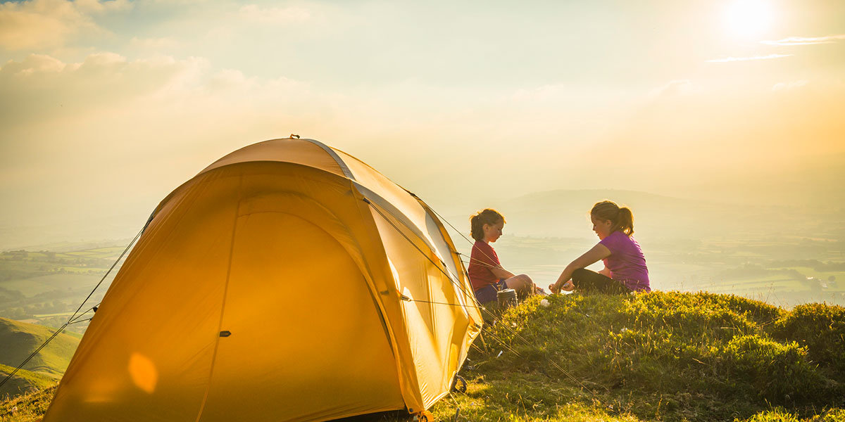Wildcampen: zwei Frauen vor Zelt