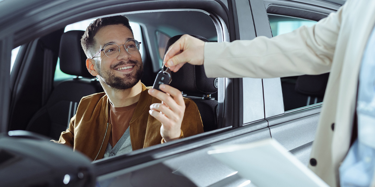 Mann im Auto mietet Auto privat
