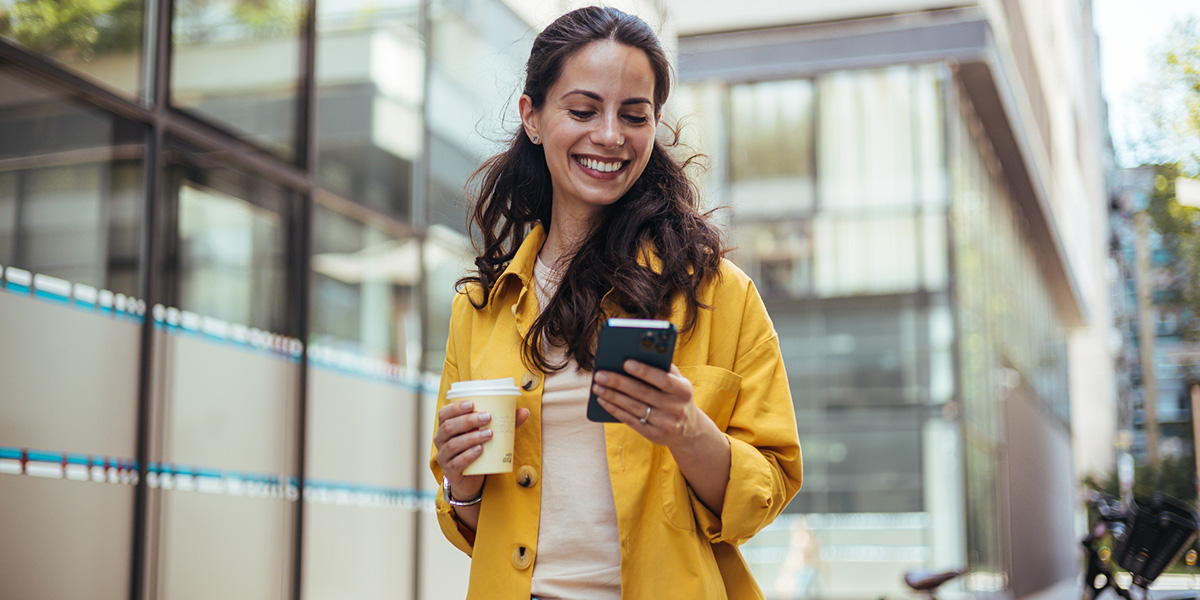 Bewerbung per Whatsapp Junge Frau bewirbt sich per Whatsapp