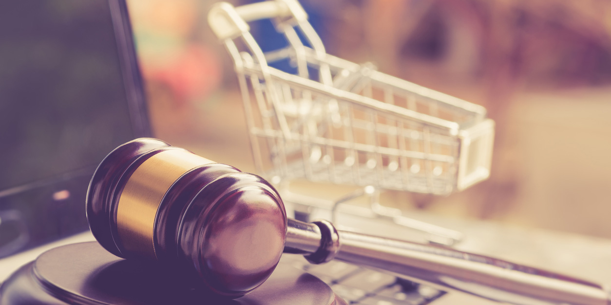 Gesetz für faire Verbraucherverträge: Richterhammer neben Einkaufswagen