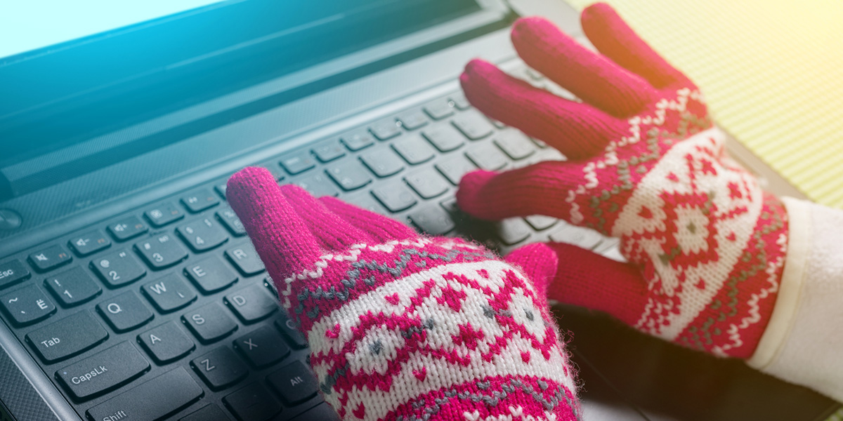 Mindesttemperatur: Hände in Handschuhen an Tastatur