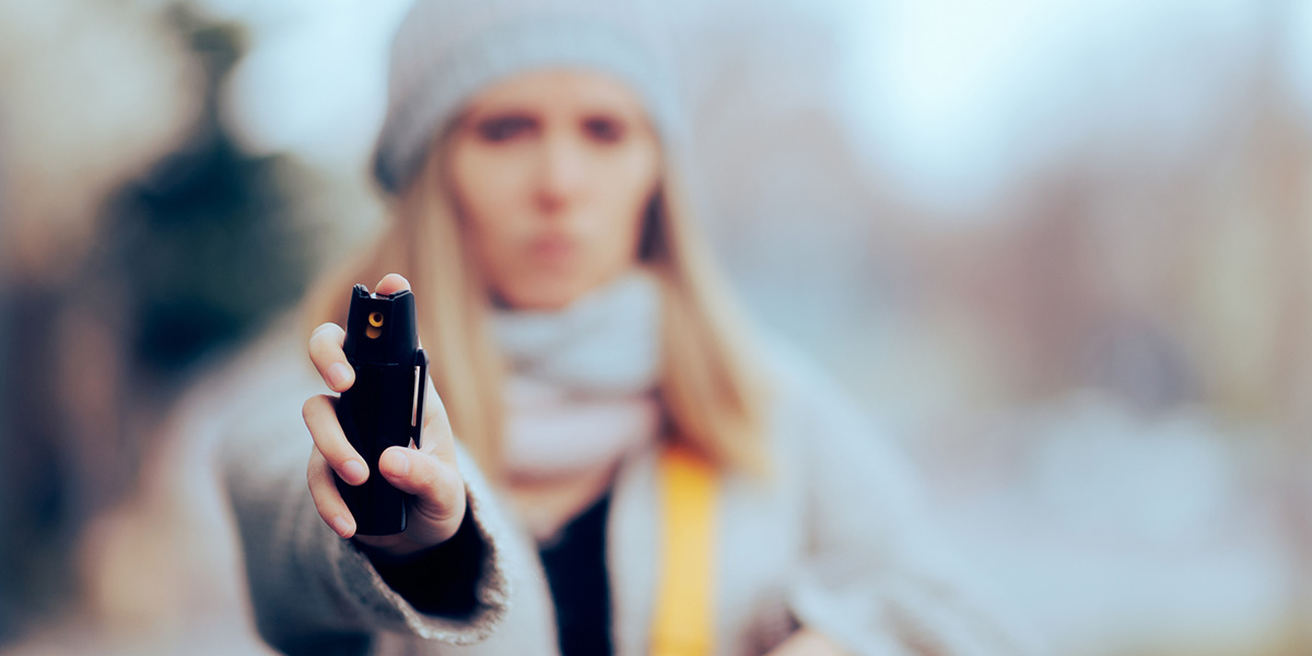 Ist Pfefferspray legal? Frau mit Pfefferspray in der Hand - legal?