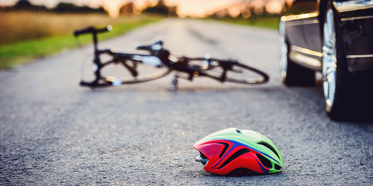 Schmerzensgeld nach Autounfall - Fahrrad auf der Straße