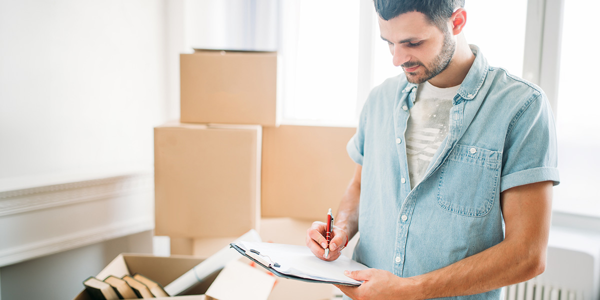 Mann prüft Kündigungsrecht bei Umzug