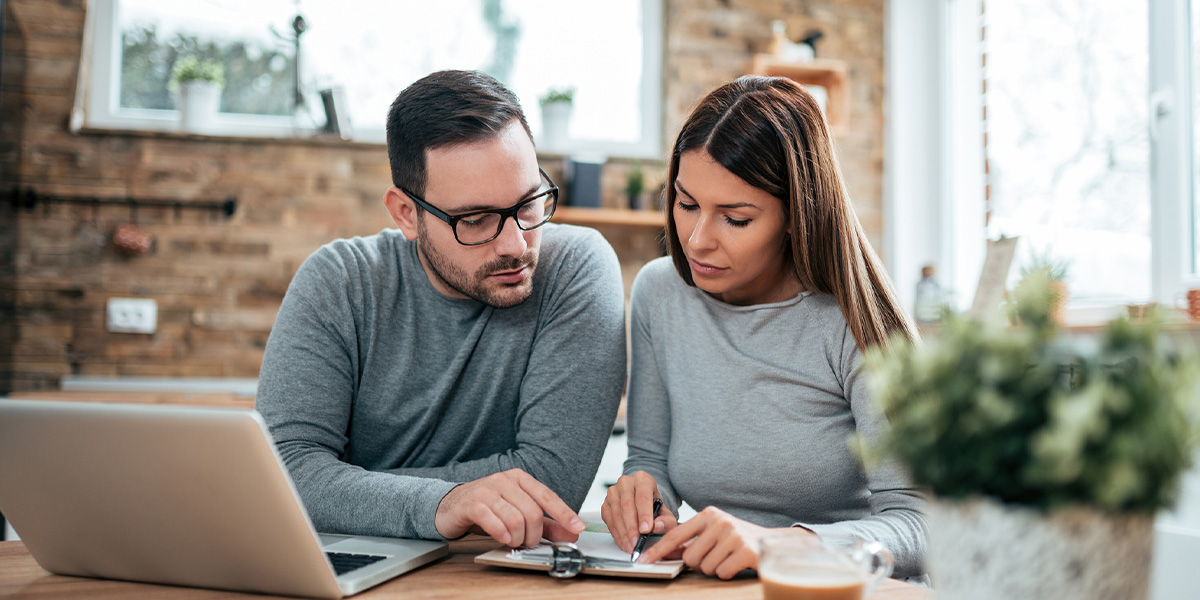 Trennungsvereinbarung Paar geht gemeinsam Unterlagen durch