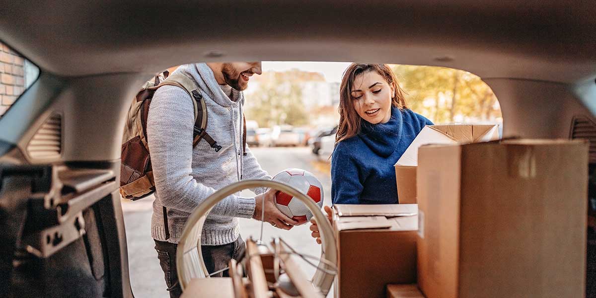 Überstehende Ladung Überstehende Ladung: Kofferraum wird beladen