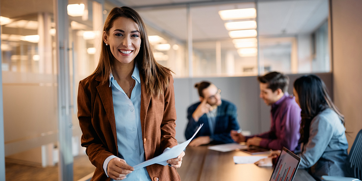 Unternehmensnachfolge Junge Frau tritt Unternehmensnachfolge an