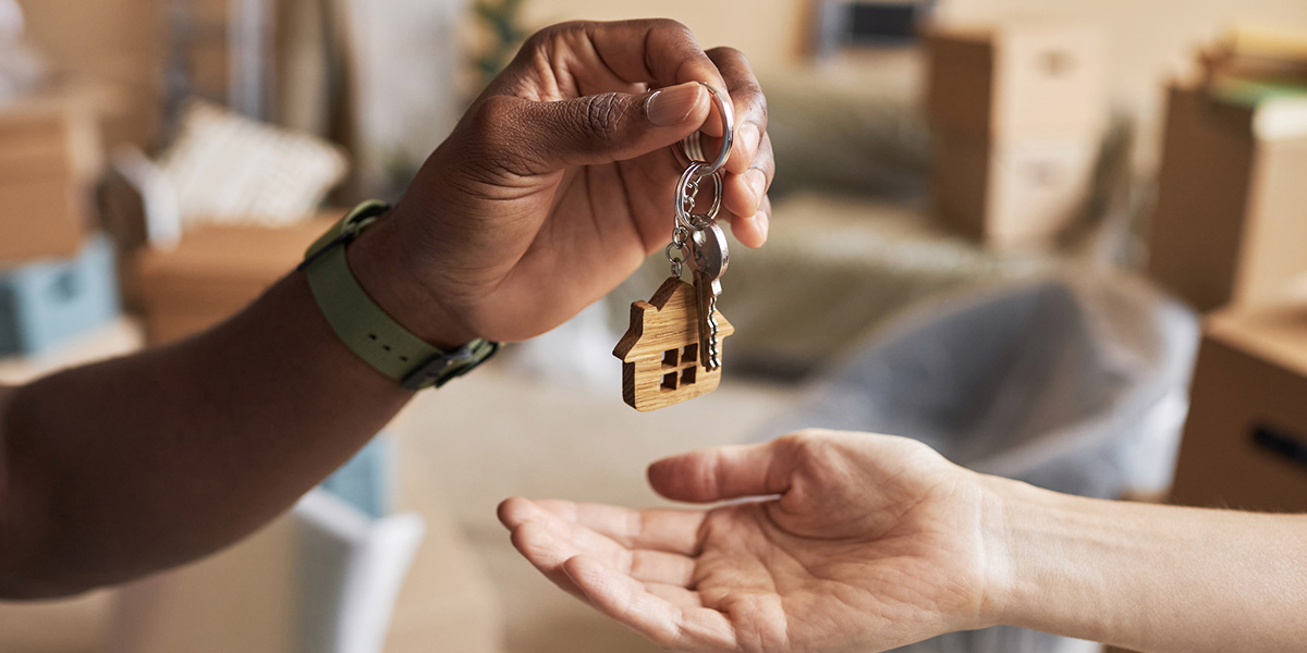 Wohnungsübergabe Schlüssel wird überreicht