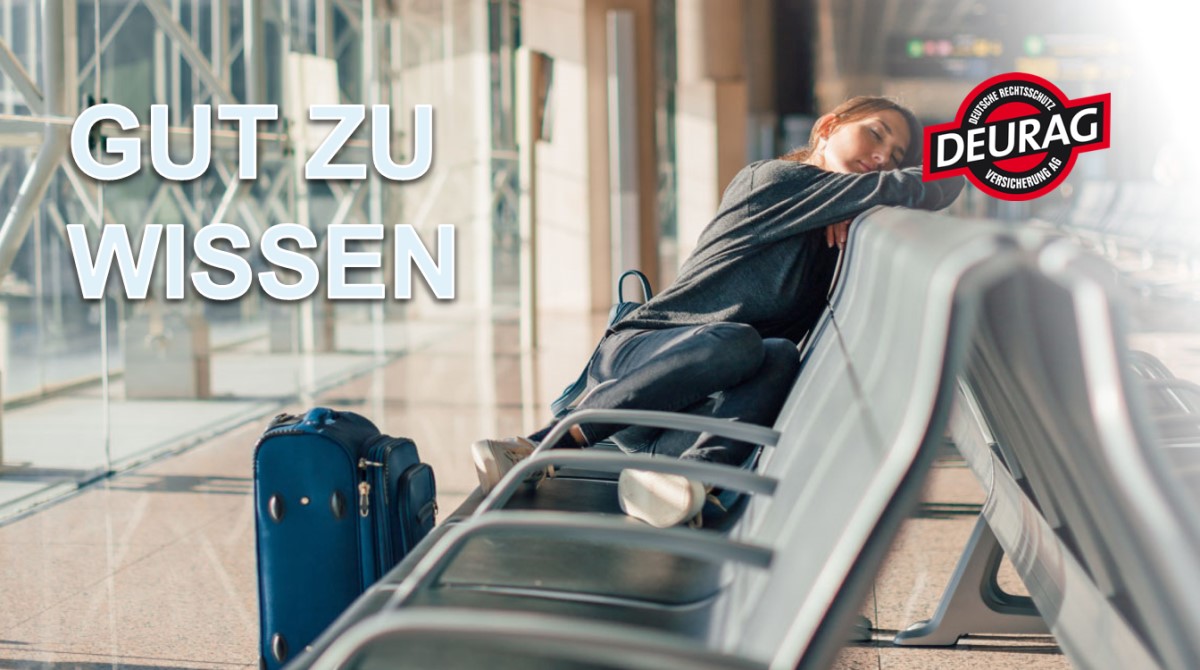 Frau sitzt im Wartebereich eines Flughafens und schläft.